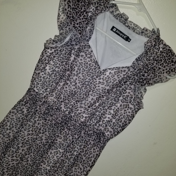 A Cheetah print dress - Picture 3 of 4